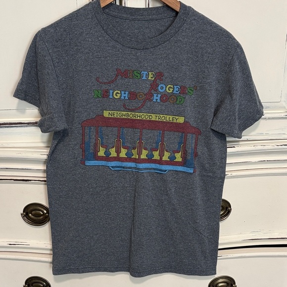 Tops - Mister Rogers' Neighborhood Gray Graphic Short Sleeve Tee